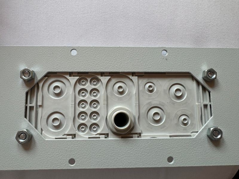 МЕМБРАННА ПАНЕЛЬ ВВЕДЕННЯ КАБЕЛЯ IP65, АРТ.Т_26 654 20, 30x 4-10 мм. 2x 6-13 мм. 2x 8-17 мм. Т_26 654 20 фото